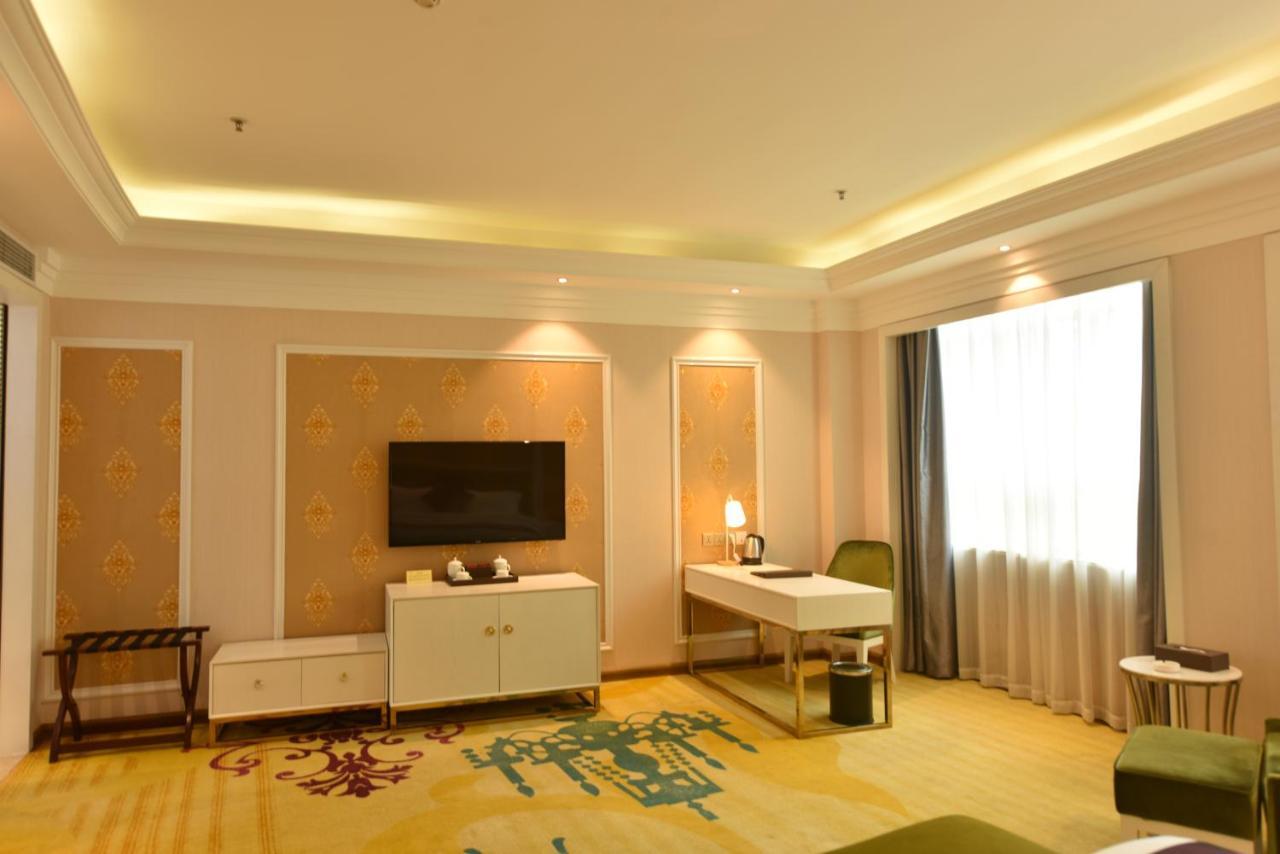 Hong Van Grand Hotel Mong Cai Bagian luar foto