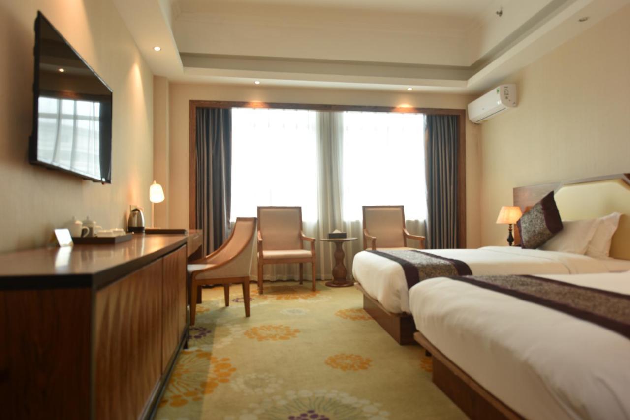 Hong Van Grand Hotel Mong Cai Bagian luar foto
