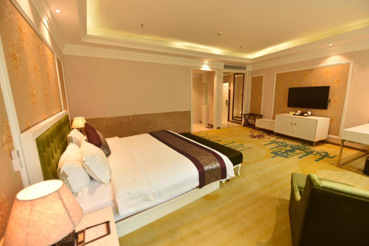 Hong Van Grand Hotel Mong Cai Bagian luar foto