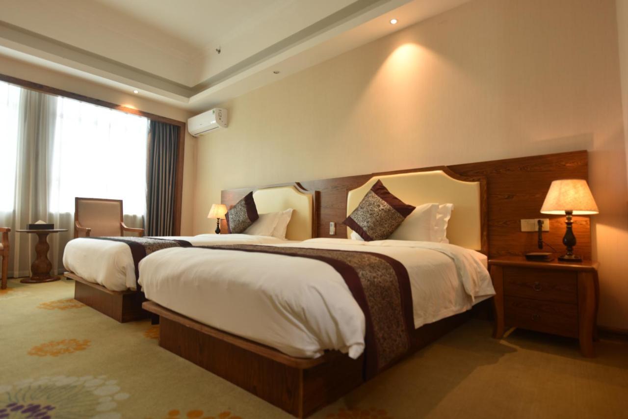 Hong Van Grand Hotel Mong Cai Bagian luar foto
